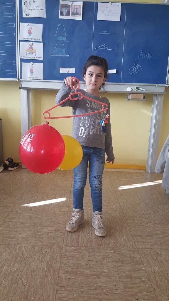 k-Projektwoche-2018-19-Klasse-1a-Experiment-mit-Luftballons